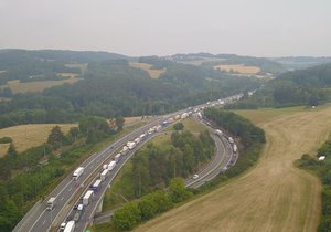 Na dálnici D1 u Rohlenky (207. km směr Praha) se vytvořila asi 6 km dlouhá kolona. (Ilustrační foto)