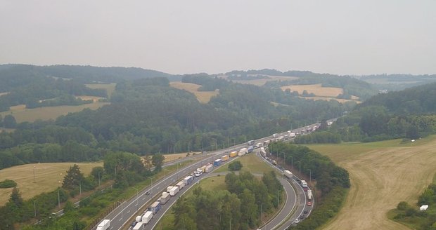 Na dálnici D1 u Rohlenky (207. km směr Praha) se vytvořila asi 6 km dlouhá kolona. (Ilustrační foto)