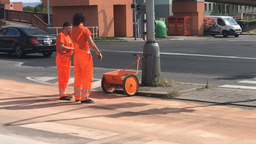 V křižovatce ulic Opatovská x Křejpského došlo k úniku většího množství oleje na komunikaci.