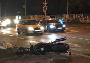 Dopravní nehoda v Dělnické ulici. Motorkář zůstal ležet na silnici.