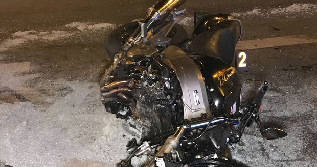 Dopravní nehoda v Dělnické ulici. Motorkář zůstal ležet na silnici.