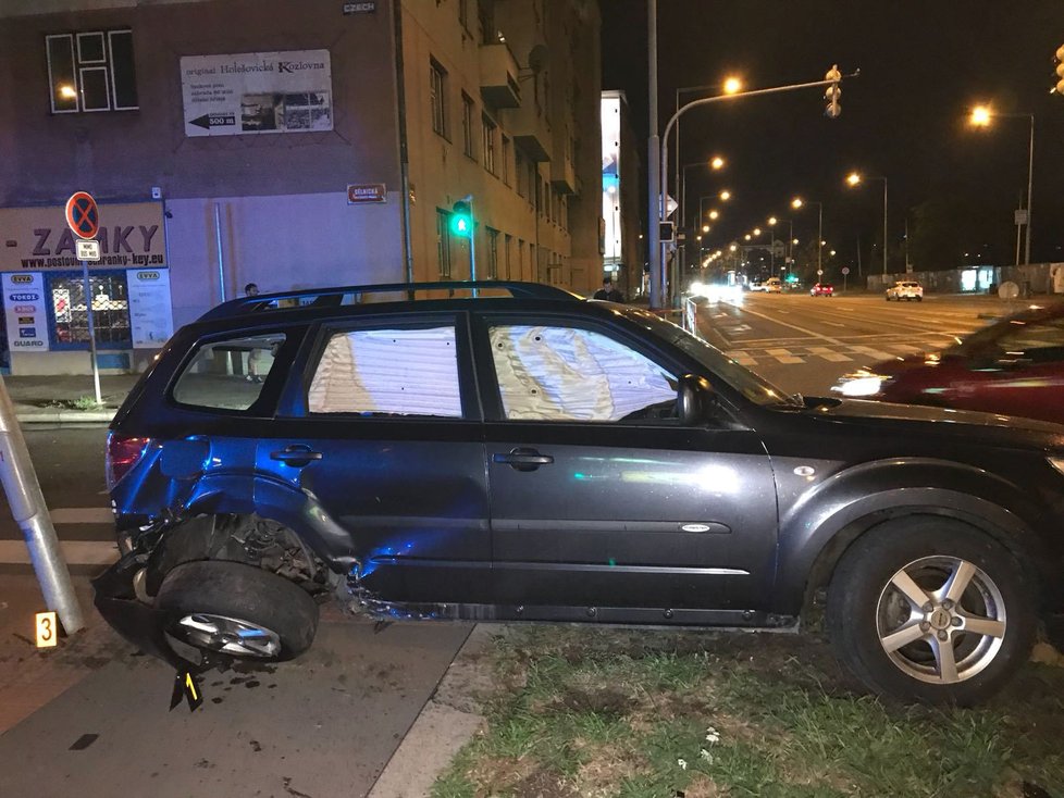 Dopravní nehoda v Dělnické ulici. Motorkář zůstal ležet na silnici.