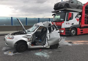 V pondělí 14. ledna došlo k vážné nehodě na Radotínském mostě. Jeden z řidičů na místě zemřel.