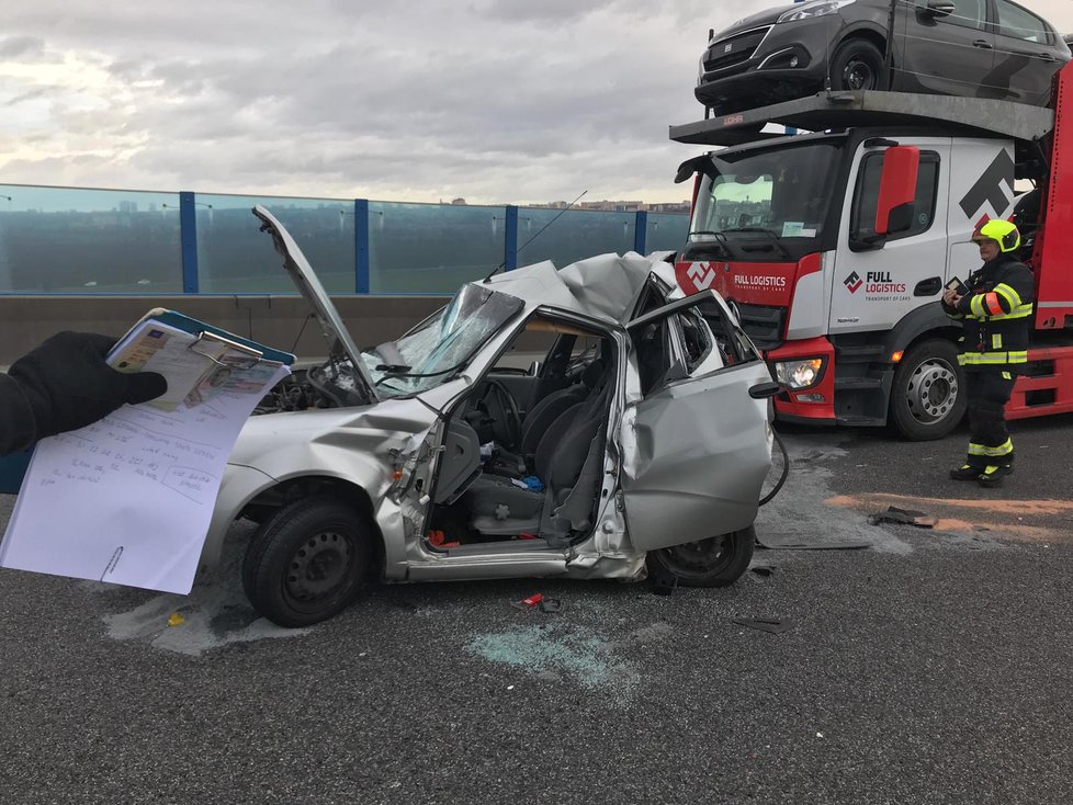 V pondělí 14. ledna došlo k vážné nehodě na Radotínském mostě. Jeden z řidičů na místě zemřel.
