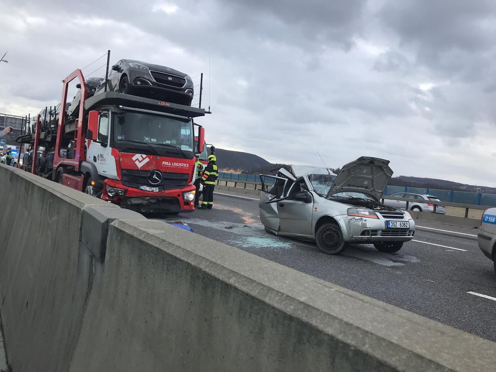 V pondělí 14. ledna zasahovaly dvě jednotky pražských hasičů na Radotínském mostě na D0 ve směru na D5 u nehody nákladního a osobního vozidla.