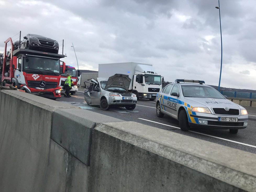 V pondělí 14. ledna zasahovaly dvě jednotky pražských hasičů na Radotínském mostě na D0 ve směru na D5 u nehody nákladního a osobního vozidla.