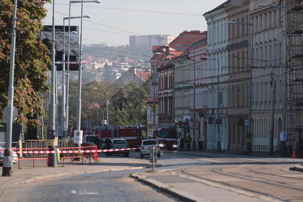 Celý trakt v ulici U Výstaviště až po žel. viadukt je vyklizen.