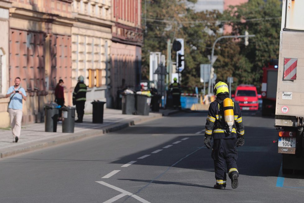 Velitel zásahu preventivně uzavřel celou ulici včetně tramvajové dopravy.