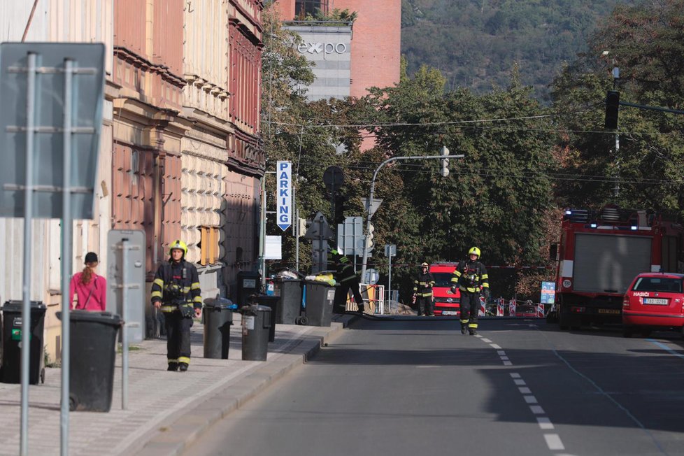 Velitel zásahu preventivně uzavřel celou ulici včetně tramvajové dopravy.