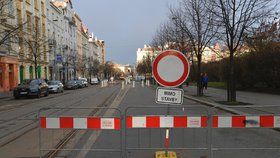Vinohradská ulice je uzavřená. Opravy zde potrvají tři měsíce.