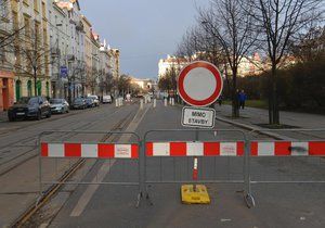 Vinohradská ulice je uzavřená. Opravy zde potrvají tři měsíce.