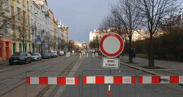 Vinohradská ulice je uzavřená. Opravy zde potrvají tři měsíce.