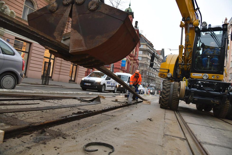 Vinohradská ulice je uzavřená. Opravy zde potrvají tři měsíce.