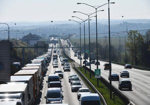Kvůli výstavbě protihlukové zdi dojde k zúžení provozu na dálnici D1 u Prahy. (ilustrační foto)