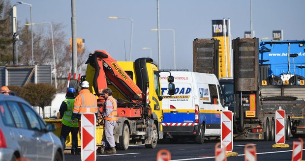 Kvůli rozšíření se na Strakonické sníží rychlost a zúží pruhy. (ilustrační foto)