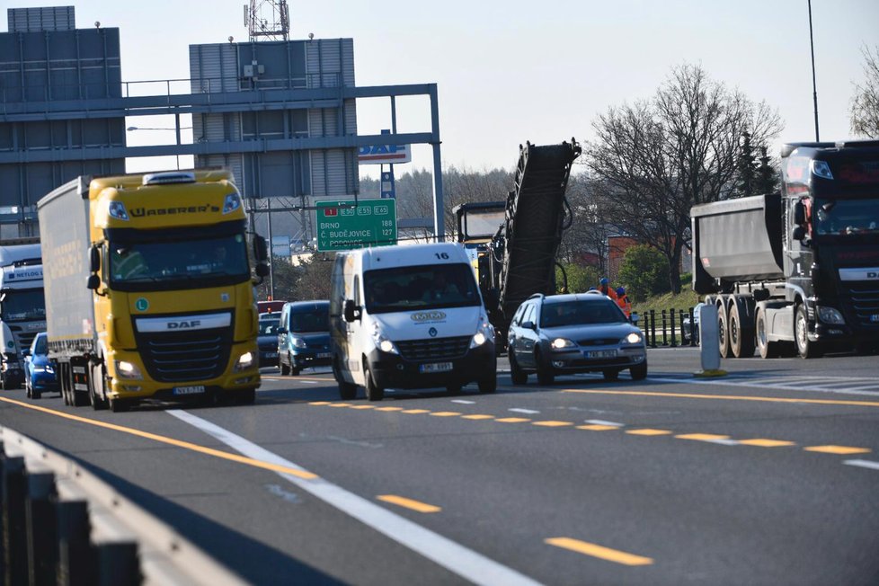 Zúžení na D1 u Prahy kvůli opravám silnice. »Uzavírka roku« začala, doprava v místě houstne