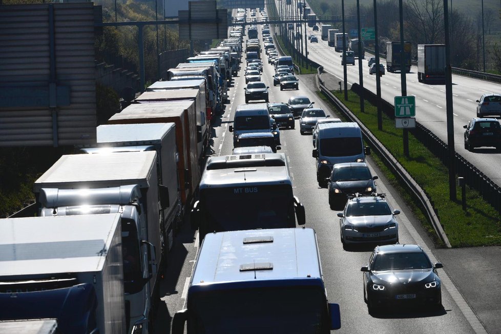 Pondělí 15. dubna - pohled z Chilskě ulice na Brněnskou, Praha 11