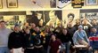 Pasta (vlevo) a Zacha (vzadu třetí zprava) v »českém koutku«, respektive v hospodě s plzní. Pasta (vlevo) a Zacha (vzadu třetí zprava) v »českém koutku«, respektive v hospodě s plzní.