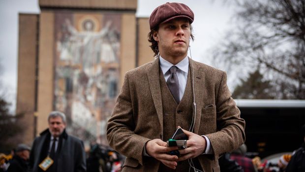 David Pastrňák oblečený v modelu ušitém podle seriálu Peaky Blinders David Pastrňák oblečený v modelu ušitém podle seriálu Peaky Blinders