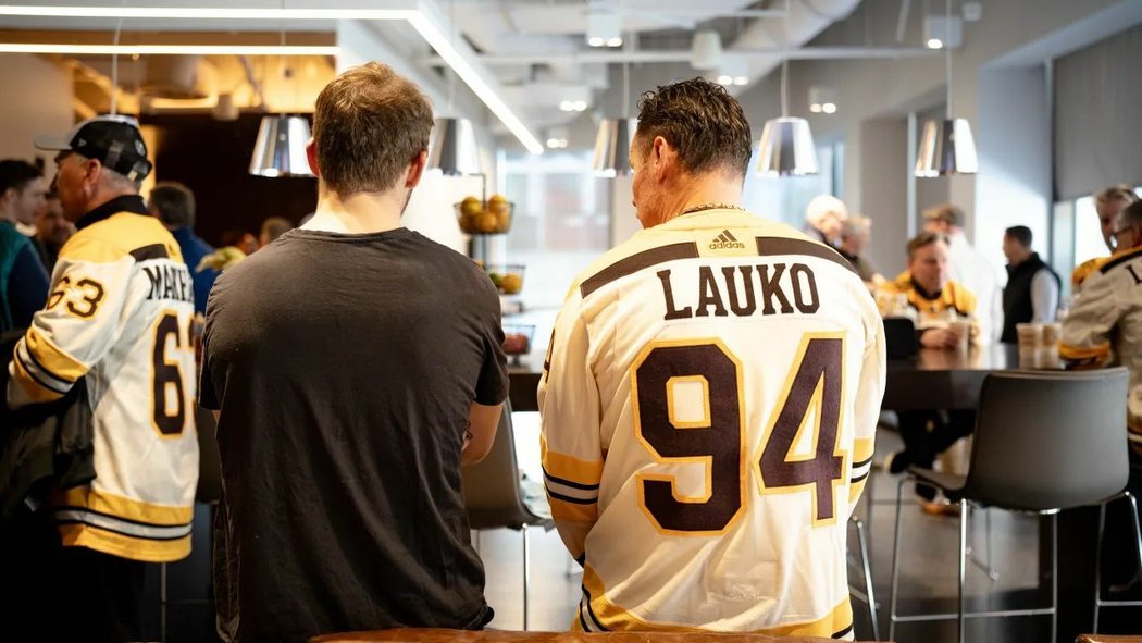 Pastrňák a Lauko se museli na otcovském tripu Bruins obejít bez táty…