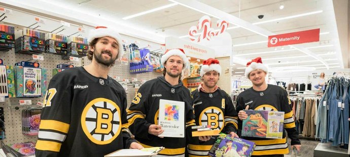 Bostonští obdarují děti ve špitálech