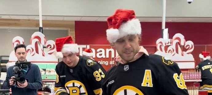 Bostonští obdarují děti ve špitálech