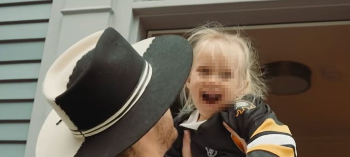 David při loučení s Freyou Ivy.