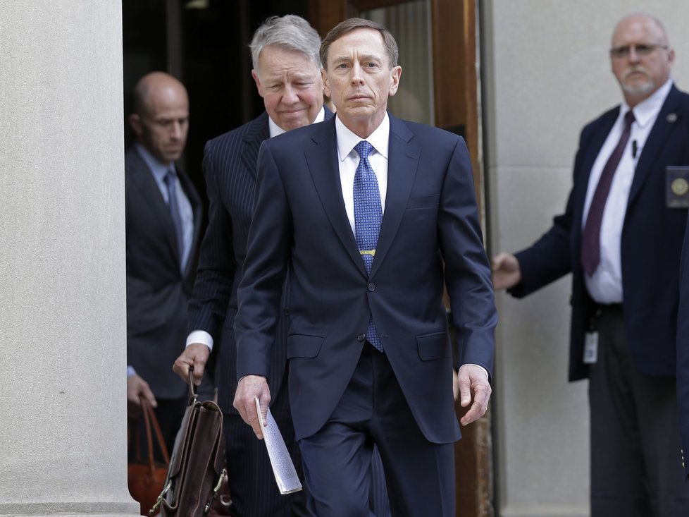 Bývalý šéf americké CIA David Petraeus u soudu