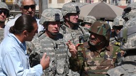 Generál David Petraeus v Bagdádu (2007).