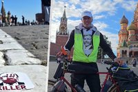 Čech David na kole projel Rusko s Petrem Pavlem na tričku: Putin je vrah, rozhlašoval