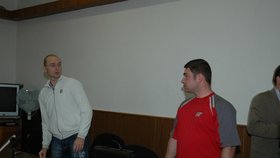 David Procházka (vlevo) a Josef Hladík měli zmlátit zatčeného přímo v policejní služebně