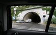 62 km od věznice - Letenský tunel, Praha. „To je ale krásný tunel! Jo, tunely já rád. Tunelování mi vždycky šlo, kolik jsem se jich jen nadělal. To máte zámek Buštěhrad, pak nějaké nemocnice…“