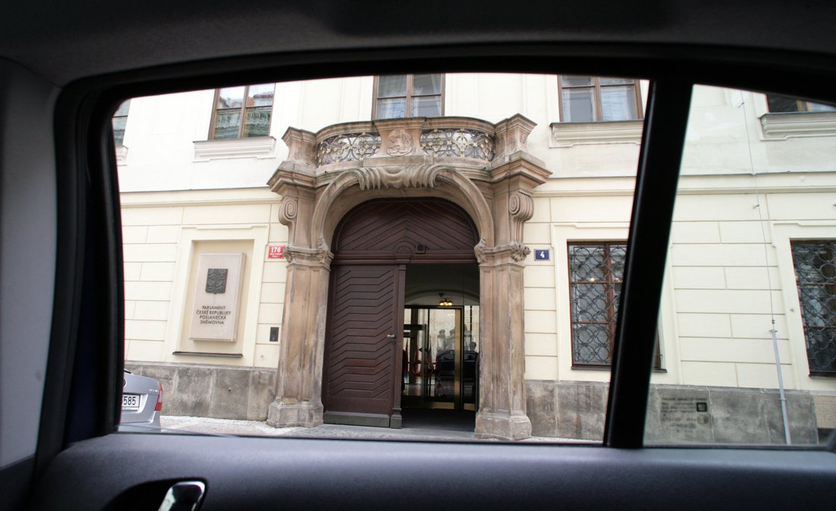 65 km od věznice - Poslanecká sněmovna, Praha. „Tak jsem tady, v Poslanecké sněmovně. Řeknu těm papalášům pár sprostých slov a honem zpátky do bezpečí mých čtyř stěn v cele. A pak jim možná napíšu pár dopisů, co na ně vím já.“