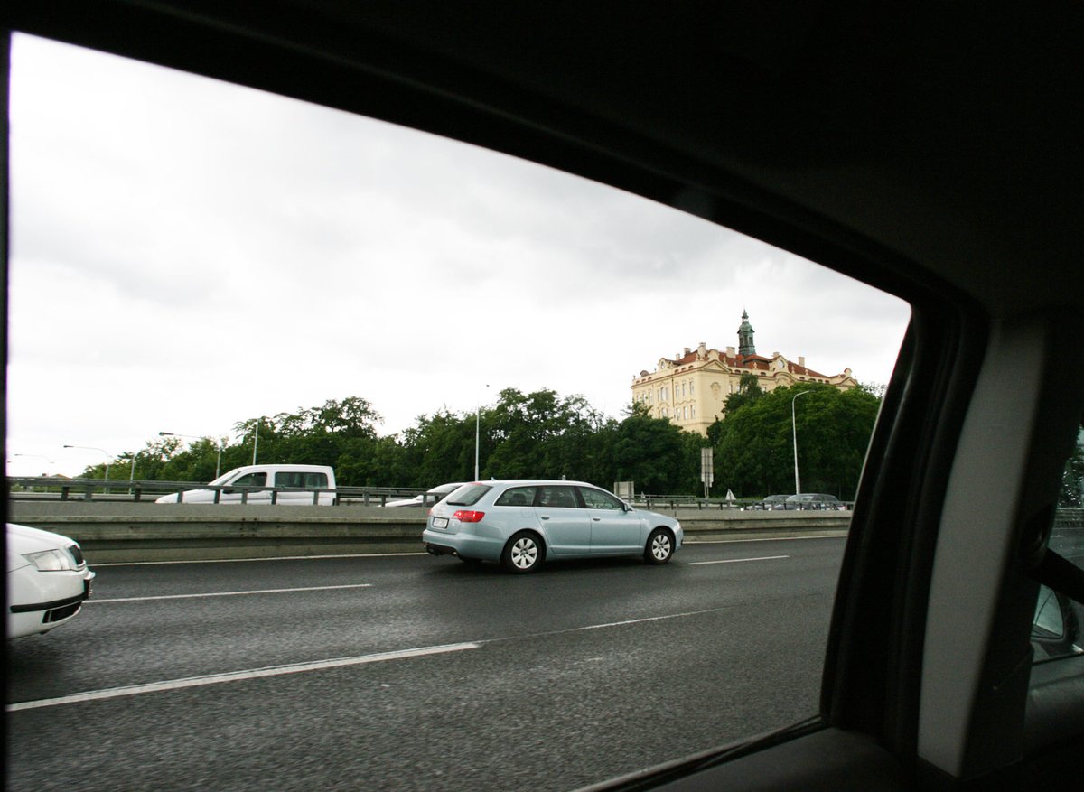 52 km od věznice - Nemocnice Na Bulovce, Praha. „To je Nemocnice Na Bulovce. Že bych se hodil marod, abych nemusel zpátky do cely? Nějaké příznaky nemoci si najdu, vždyť jsem doktor!“