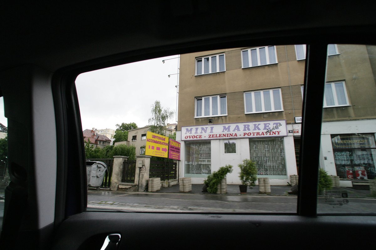 53 km od věznice - Smíšené zboží, Praha. „Co bych dal za takovou smíšenku, tam je alespoň výběr. V base sice máme kantýnu, ale nevedou ani šampaňské, natož whisky. Chápete to?“