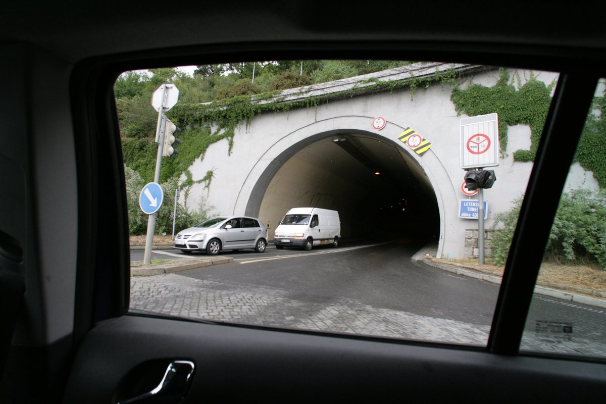 62 km od věznice - Letenský tunel, Praha. „To je ale krásný tunel! Jo, tunely já rád. Tunelování mi vždycky šlo, kolik jsem se jich jen nadělal. To máte zámek Buštěhrad, pak nějaké nemocnice…“