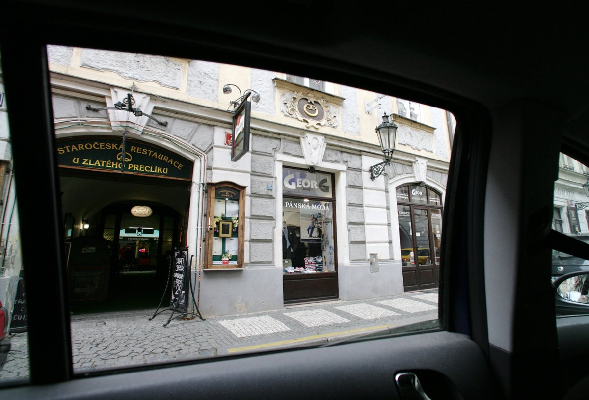 64 km od věznice - Luxusní butik, Praha. „Co bych dal za pořádný oblek. Ušitý na míru mému krásnému svalnatému tělu. Na druhou stranu – mně vlastně sluší všechno, i když je to jen vězeňská konfekce.“