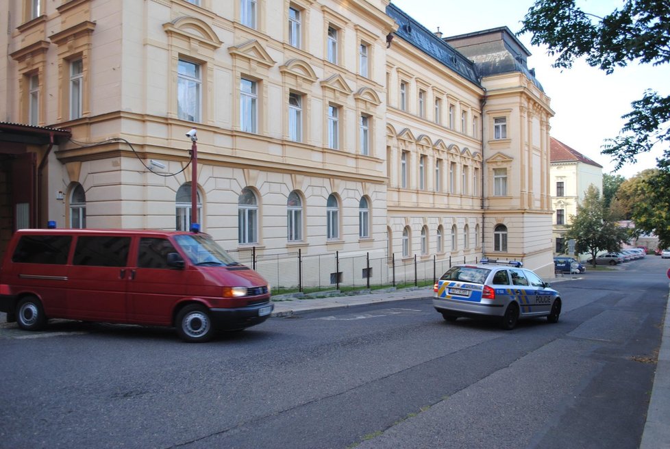 Dodávku s Rathem doprovází policejní vůz