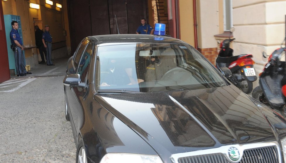 Ratha vezla z Litoměřické věznice černá limuzína s majáčkem