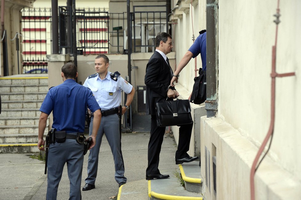 Proces s Rathem, 27. 8. 2013: Rath v doprovodu vězeňské služby míří na další projednávání svých údajných zločinů.