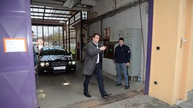 Auto s Davidem Rathem opouští brány vazební věznice. Rath míří na svobodu, soud vyslyšel jeho námitku proti vazbě