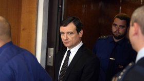 8. října 2013: Davida Ratha opět přivádí vězeňská eskorta k soud v kauze, ve které padla nová obvinění