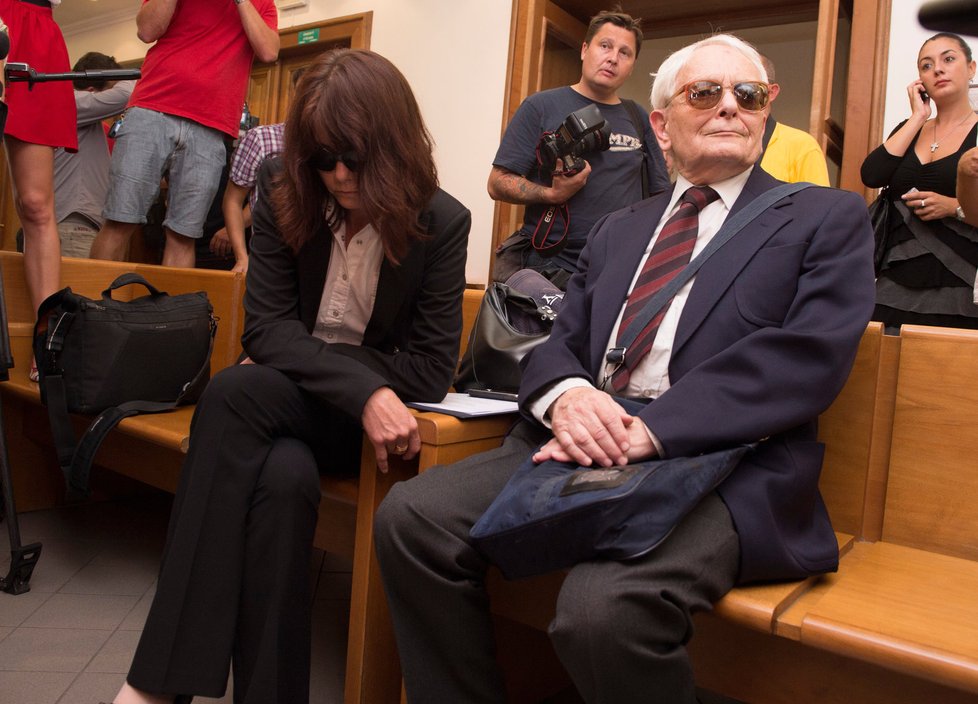 Otec Davida Ratha Ratmír a Rathova žena Eva před soudní síní