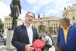 David Rath na Hradčanském náměstí po rozsudku ukázal červené trenýrky