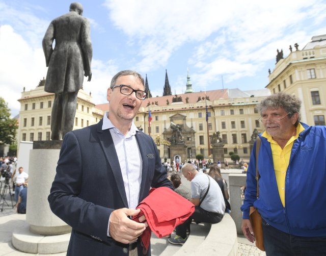 David Rath na Hradčanském náměstí po rozsudku ukázal červené trenýrky