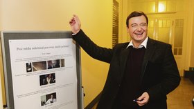 David Rath u nástěnky, kde je výzva, aby se novináři věnovali i kancelářím jiných politiků