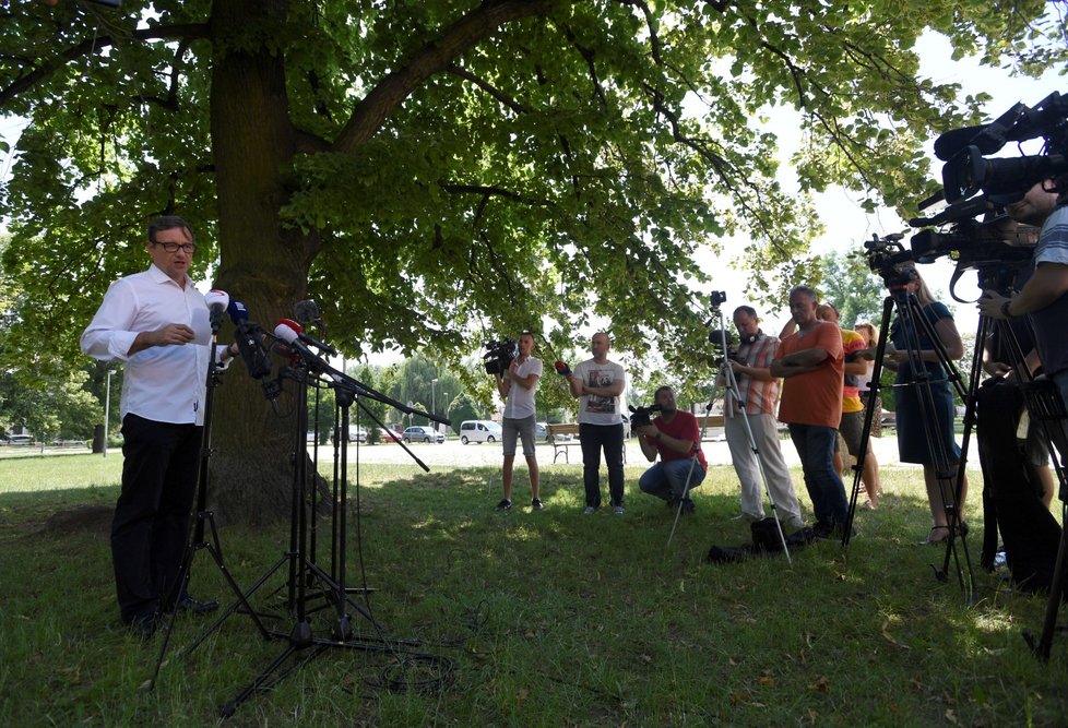 David Rath k soudu nedorazil. Místo toho uspořádal tiskovou konferenci v Hostivici u Prahy