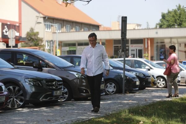 Tiskovku pro novináře svolal Rath do své Hostivice