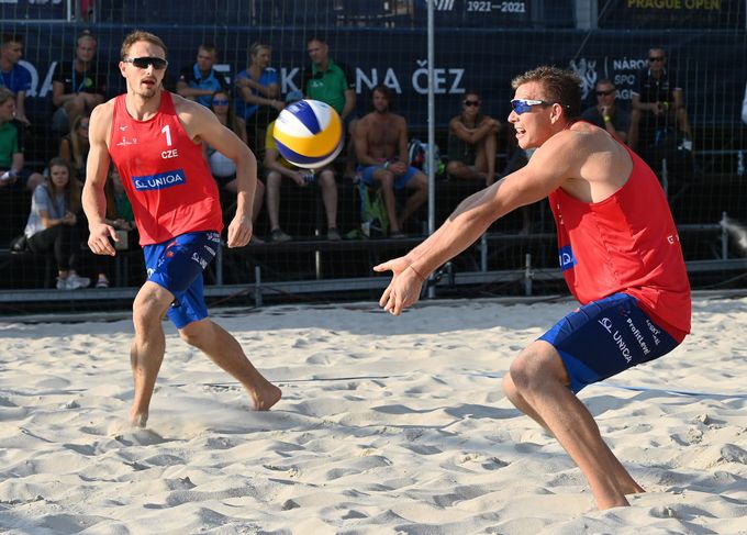 Perušič se Schweinerem ovládli na MS skupinu, do vyřazovací části postoupily i ženské páry Perušič se Schweinerem ovládli na MS skupinu, do vyřazovací části postoupily i ženské páry