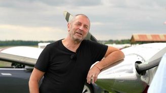 Teslu, letadlo i traktor ze své flotily ukázal Karel Holas z Čechomoru Teslu, letadlo i traktor ze své flotily ukázal Karel Holas z Čechomoru